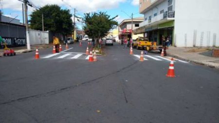 Prefeitura continua implantação de sinalização viária no Jd. Amanda
