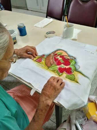 Programa Viva Mais oferece aulas gratuitas de pintura em tecido