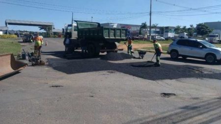 Operação Tapa-Buraco chega ao Jd. Terras de Santo Antônio