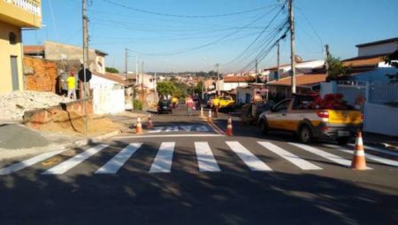 Jd. Amanda: Quarta etapa do reforço da sinalização de trânsito é realizada