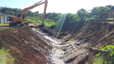 Prefeitura limpa córrego entre a Vila São Pedro e Jd. das Colinas