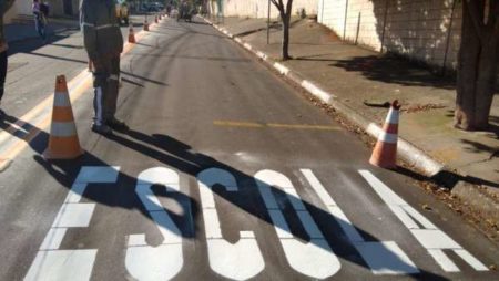 Prefeitura implanta sinalização viária ao lado de escola no Jd. Amanda