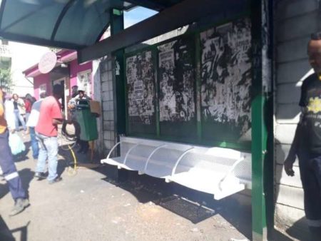 Prefeitura realiza manutenção em abrigo de ônibus na região Central