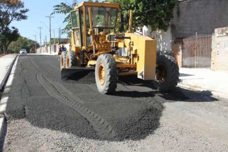 Base para asfalto dá forma à rua Pará