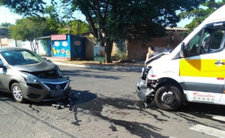 Carro e Van escolar colidem em frente da escola La Fortezza, em Hortolândia (SP)