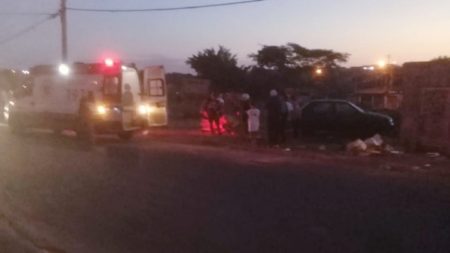 Condutor é arrastado pelo próprio veículo após ficar com a mão enroscada no volante