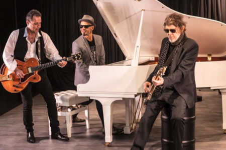Titãs trio acústico se apresenta em Serra Negra/SP