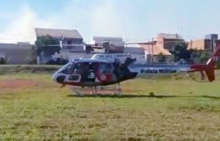 Helicóptero Águia resgata homem que caiu da laje no Jardim Campos Verdes