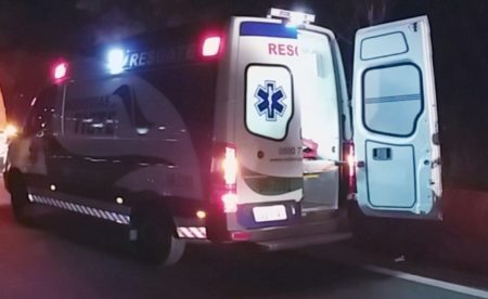 Jovem é atropelada enquanto caminhava na SP-101 na saída para rodovia dos Bandeirantes