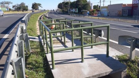 Concessionária implanta barreiras de metal em passagem de pedestres em passarelas