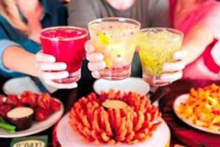 Outback celebra Dia do Amigo com bebidas alcoólicas pela metade do preço