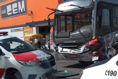 Colisão entre viatura da PM e ônibus deixam feridos no Centro