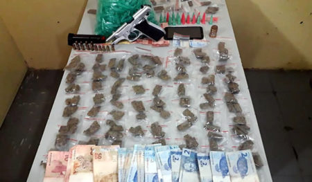 PM prende em flagrante mulher de traficante e adolescente por venda de drogas na Vila São Pedro