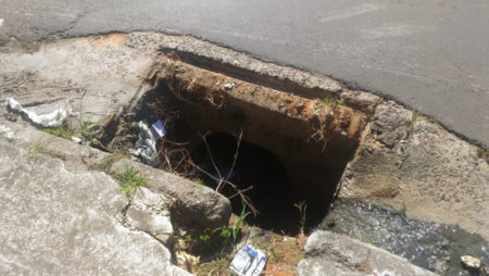 Bueiro aberto causa preocupação em moradores no Jardim Rosolém