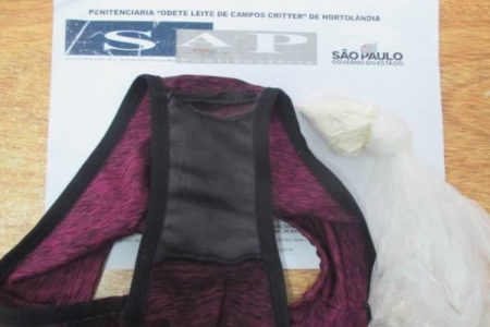 Agentes prisionais impedem a entrada de droga na calcinha
