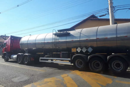 Perseguição de caminhão de combustível termina de com um preso. Vídeo