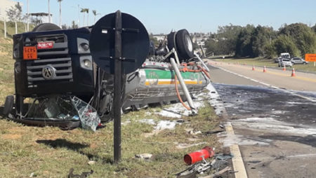 Caminhão de combustível tomba na Rodovia SP101