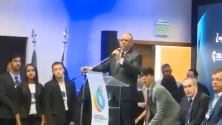 Empresário se mata diante governado e ministro