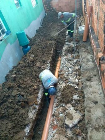 Vila Real Santista recebe vielas sanitárias para coleta de esgoto