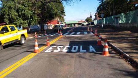 Entorno de escola no Jd. Nova América recebe sinalização de trânsito