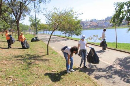 Prefeitura e voluntários recolhem lixo reciclável no Pq. Remanso das Águas