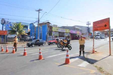 Agentes orientam trânsito na Av. São Francisco, interditada para obras