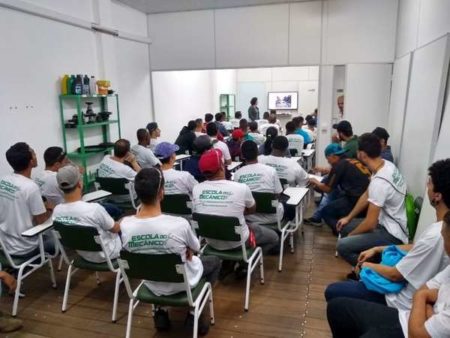 Prefeitura ensina direção segura a alunos da Escola do Mecânico