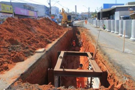 Trecho em obras na avenida São Francisco recebe tubos de drenagem