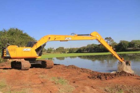 Prefeitura retira aguapés da lagoa do Jd. Amanda
