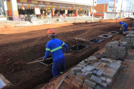 Prefeitura continua obra para implantar fiação subterrânea na Luiz Camilo