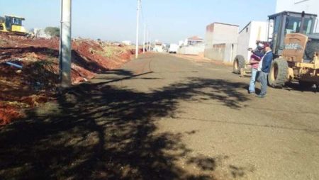 Rua no Parque São Miguel recebe manutenção para facilitar trânsito