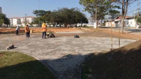 Calçada da Praça da Penha recebe concretagem