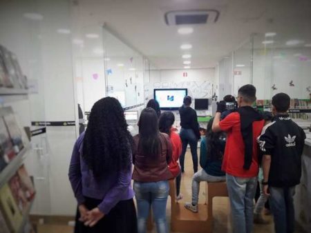 Biblioteca Municipal recebe visita dos alunos do programa PET