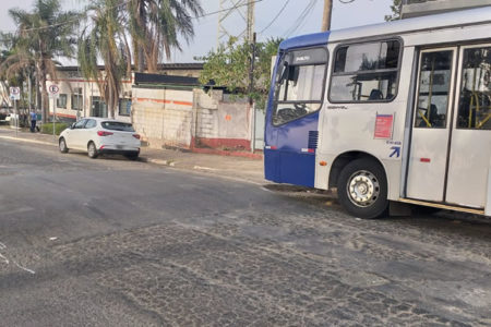 Senhora tenta agredir motorista de coletivo com um guarda-chuva após não conseguir se sentar onde desejava