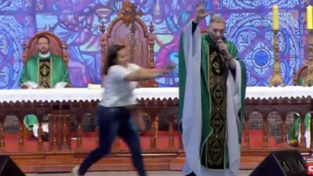 Mulher empurra Padre Marcelo Rossi de altar durante missa, Veja o Vídeo