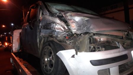 Condutor com sinais de embriaguez colide violentamente na traseira de ônibus  e acaba preso