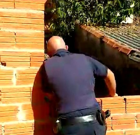 GM convence homem a jogar faca e descer de telhado após longa negociação, no Jd. Amanda