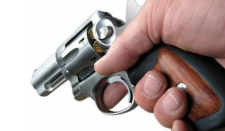 Três bandidos assaltam laboratório e funcionária leva coronhada, no Pq dos Pinheiros