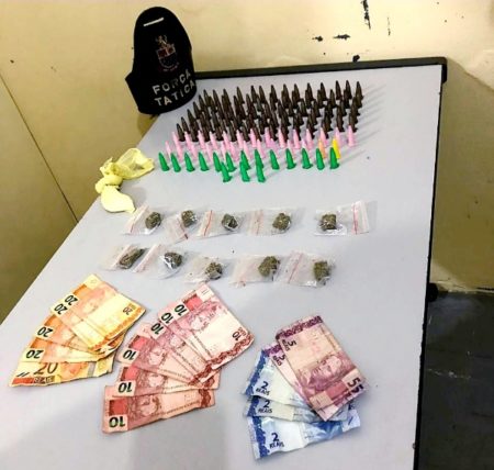 Força Tática prende dois homens por tráfico de drogas, no Jardim Primavera