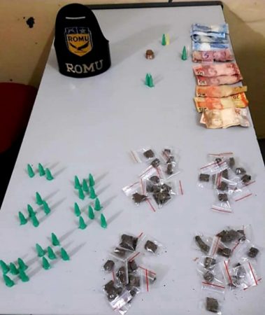 ROMU prende mulher em flagrante por tráfico de drogas no Jardim Amanda
