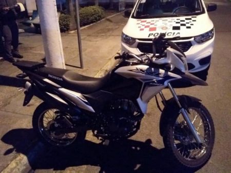 Polícia Militar detém homem com motocicleta roubada