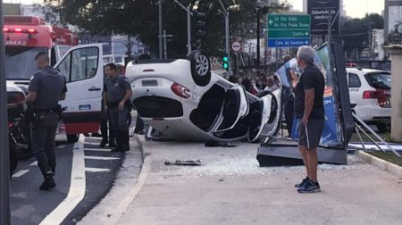 Senhora fica presa as ferragens em capotamento na Rua da Abolição em Campinas