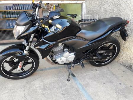 Jovem tem CB 300R roubada por bandidos quando trafegava pelo bairro Chácaras Coelho