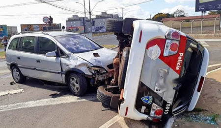 Jovem bate e capota viatura da PM no primeiro dia de habilitação em Franca.