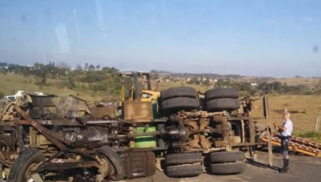 Caminhão de concreto tomba na rodovia SP 101, e causa lentidão no trânsito 