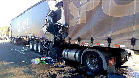 Motorista morre em colisão traseira entre duas carretas na Rodovia dos Bandeirantes