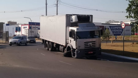 Eixo de caminhão quebra em rotatório de Hortolândia