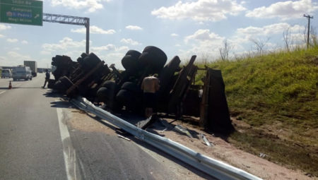 Carreta de adubo tomba na Bandeirantes