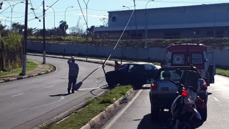 Motorista colide contra poste próximo a antiga Mabe, em Hortolândia