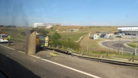 Caminhão e escavadeira colidem e deixa feridos em Campinas